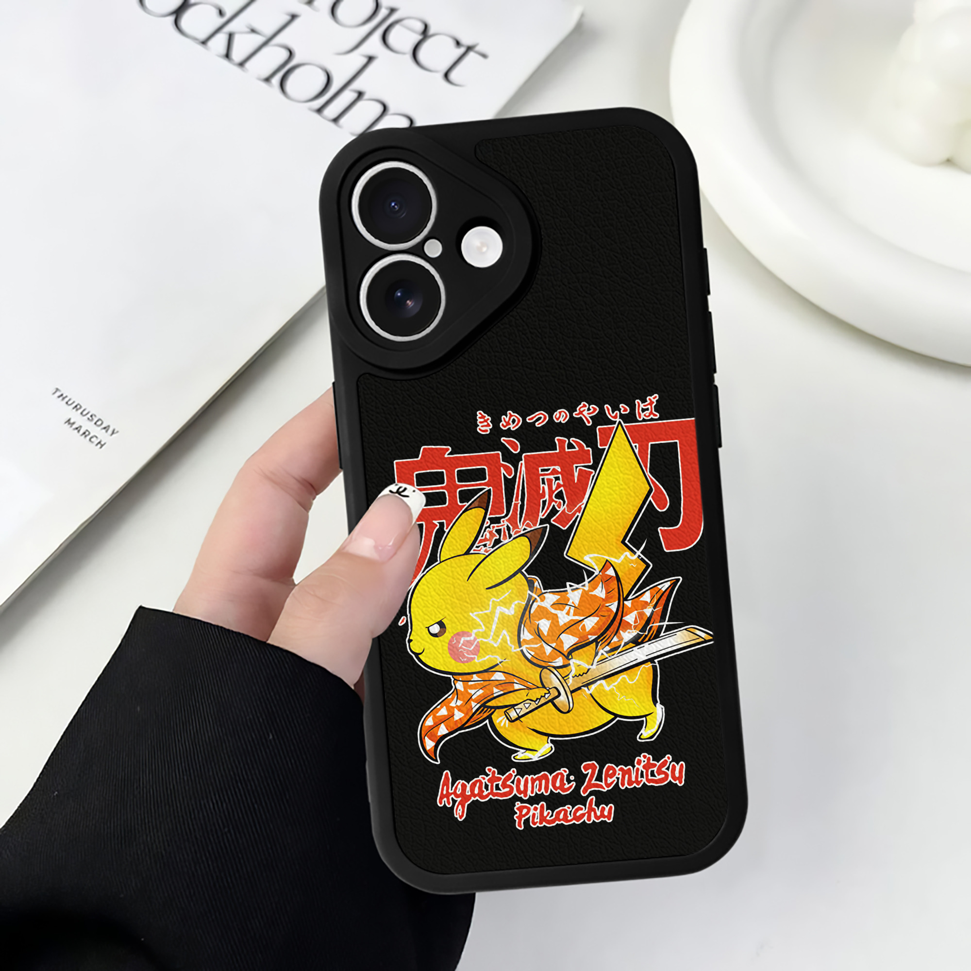 （画像用） 鬼滅の刃（きめつのやいば）我妻 善逸／あがつま ぜんいつ Agatsuma Zenitsu 【iPhone 16シリーズ対応】シリコンスマホケース（レザー調） 材質：シリコン